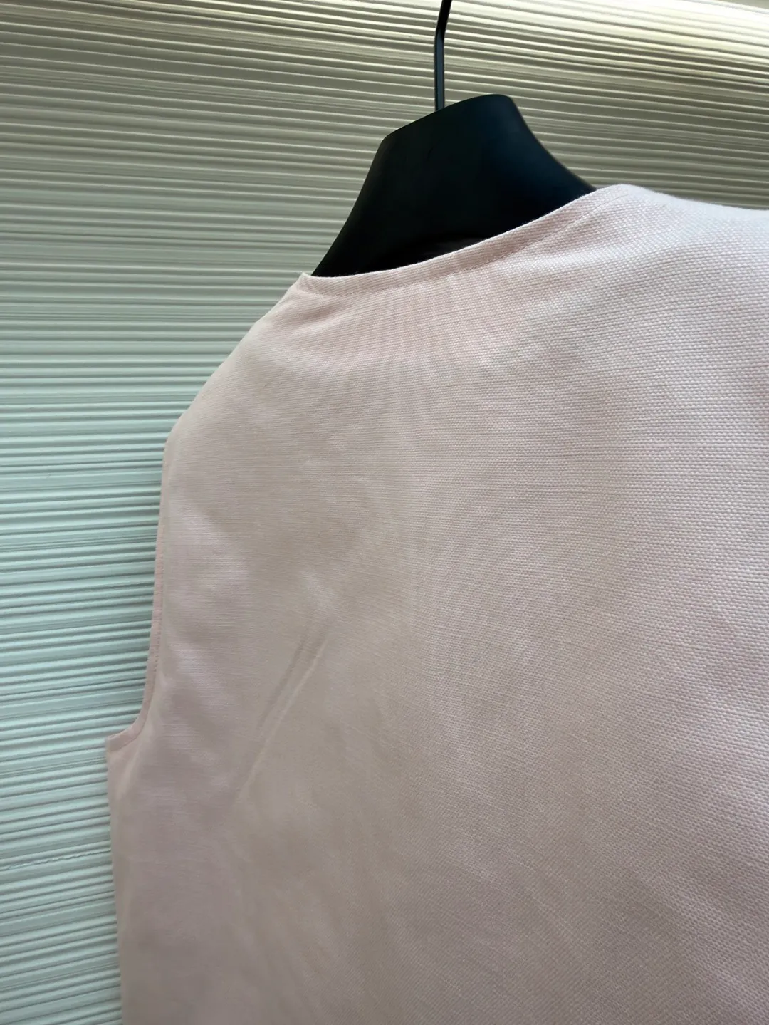 LOUIS Vuitton ●Description: This vest is made of high-quality cotton and linen blended fabrics, and the main tone of pink gives it a soft and fashionable feel. It has a V-neck design and a metal zipper placket, which is smooth and has industrial style details. The double patch pockets on the front chest have a three-dimensional structure, and the pockets are double-fastened with metal rivets and buttons to enhance practicality and decoration. A brand leather label is also embellished on the bottom of the bag to enhance recognition. The interior is quilted and the cotton batting is evenly distributed to ensure warmth and avoid clumping. The seams of the body are made of flat stitching + hemming technology, and the stitching is neat and firm, demonstrating exquisite workmanship. The overall shape is loose and moderate, combining the toughness of work clothes with the casualness of daily wear. From fabric selection to detail sewing, every craftsmanship takes into account both style expression and wearing experience. The overall wiring is straight and delicate, the fabric is comfortable and soft, and the color is consistent without color difference. It can be matched with the same style to create a fashionable look and control various occasions. Customized accessories, complete with three standards, same style for men and women!